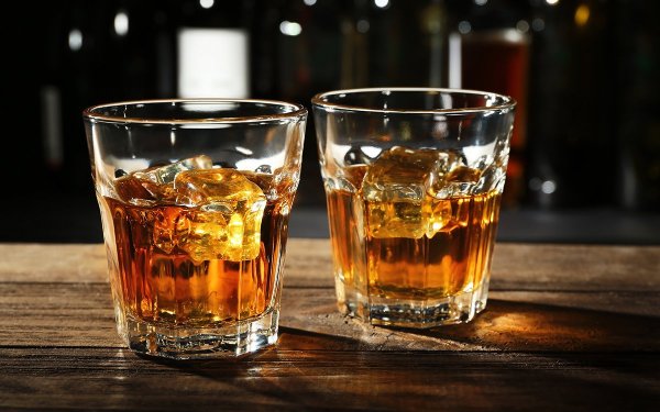 Стакан виски в баре