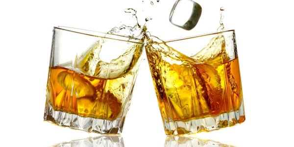 Бокалы с виски чокаются