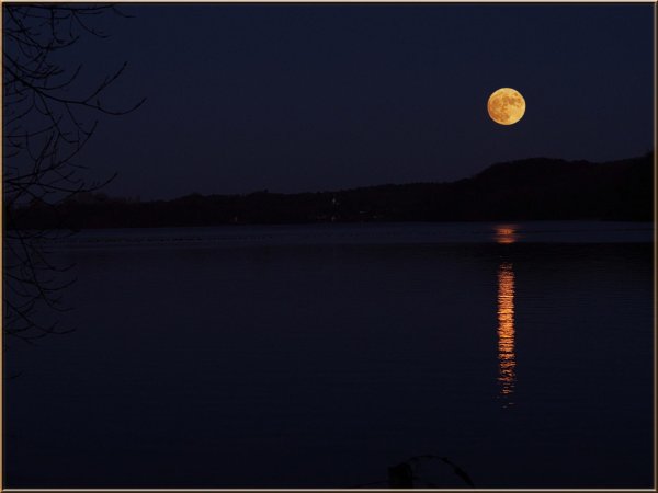 Отражение Луны в воде