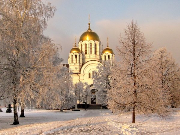 Храм в первом снегу