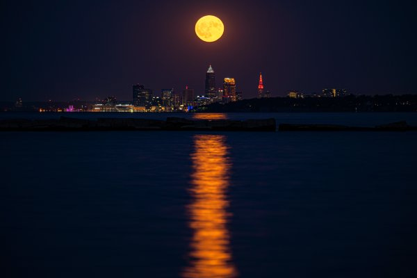 Луна над городом