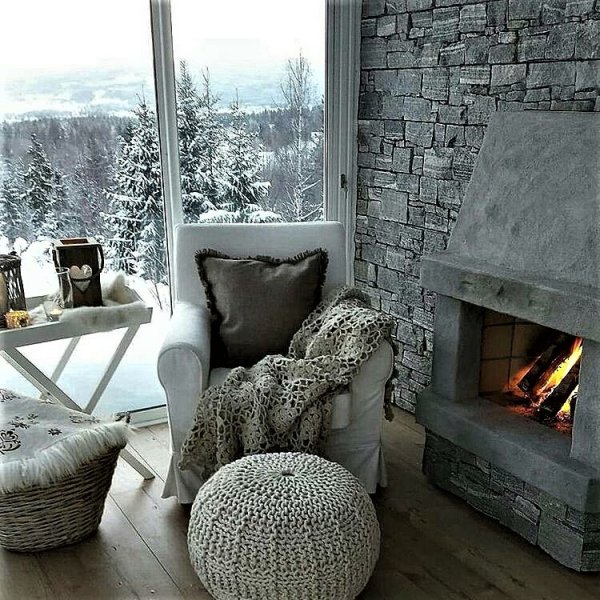 Уютный зимний домик камин