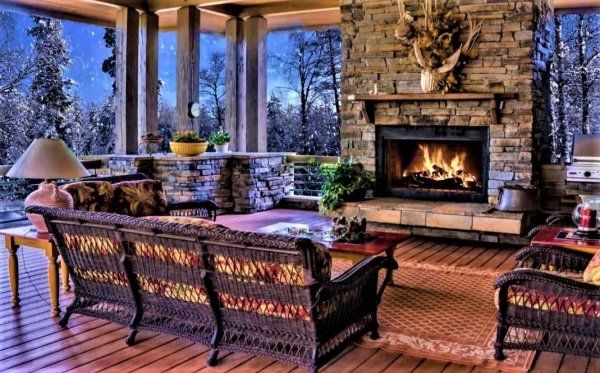 Уютный зимний домик камин