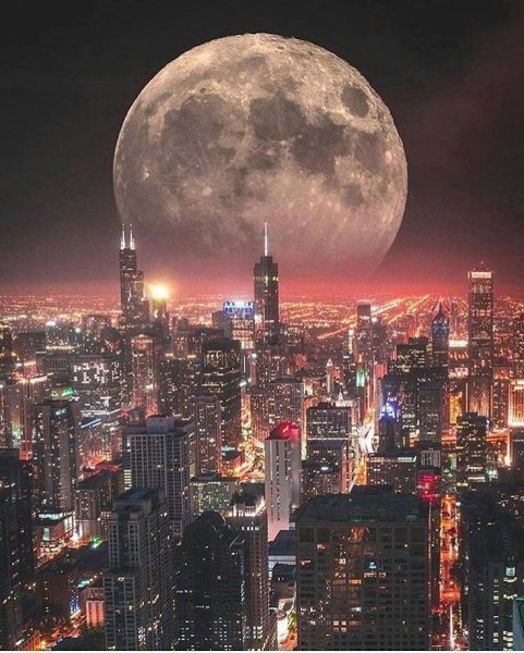 Луна над городом