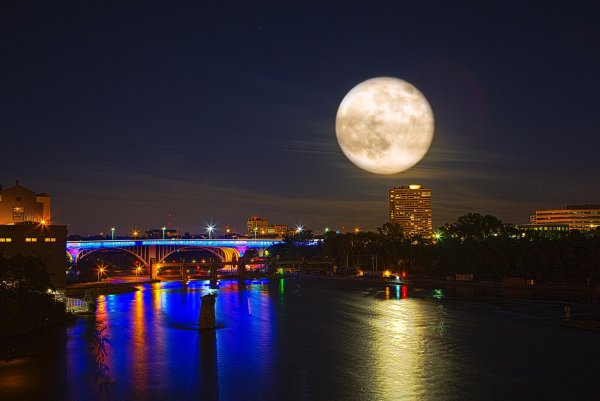 Полнолуние в городе