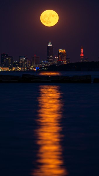 Луна над городом