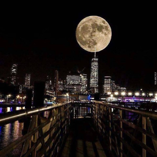 Ночной город с луной