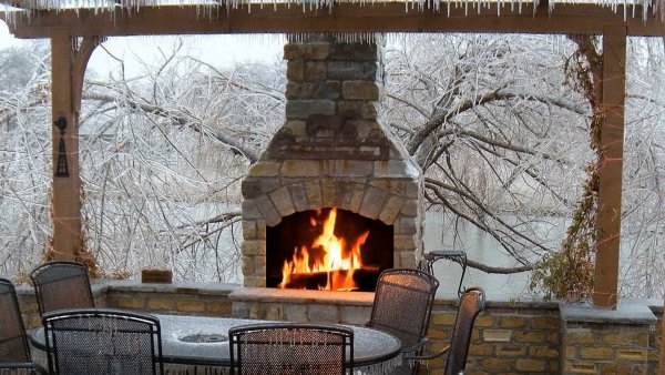 Красивая зимняя веранда с очагом