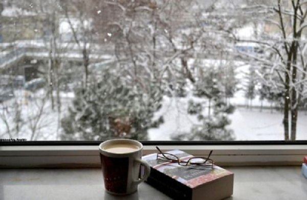 Снег на подоконнике