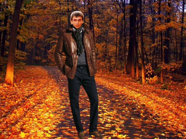 Мужчина в осеннем лесу