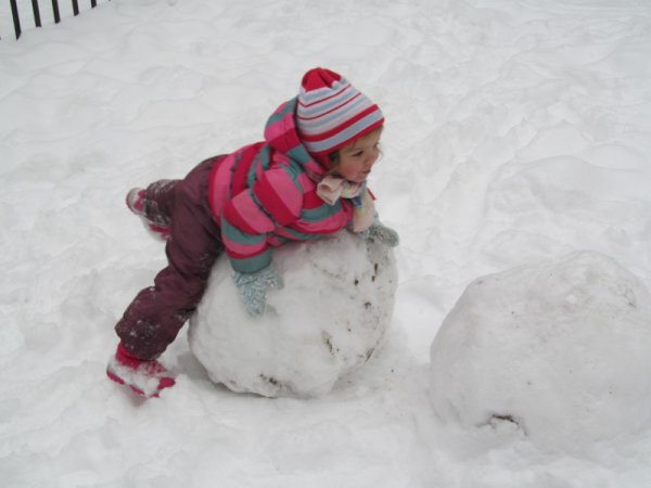 Ребенок лепит снежок