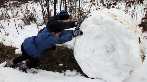 Шар из снега огромный