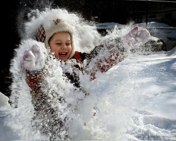 Ребенок в сугробе