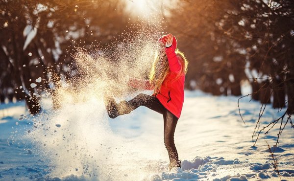Счастливая девушка зима