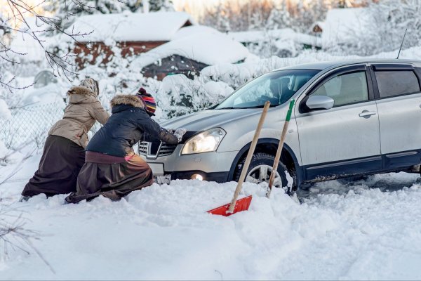 Машина застряла в снегу