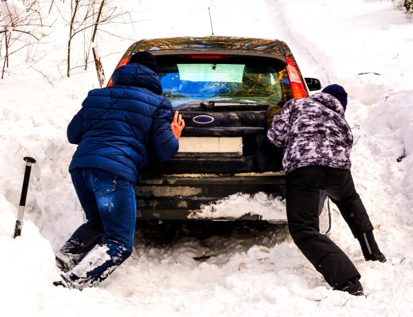 Толкают машину в снегу