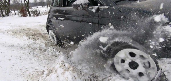 Машина застряла в снегу