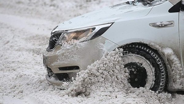 Машина буквюсвет в снегу