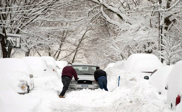 Машина застряла в сугробе