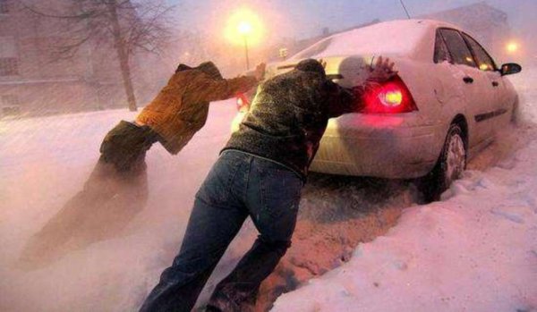 Автомобиль застрял в снегу