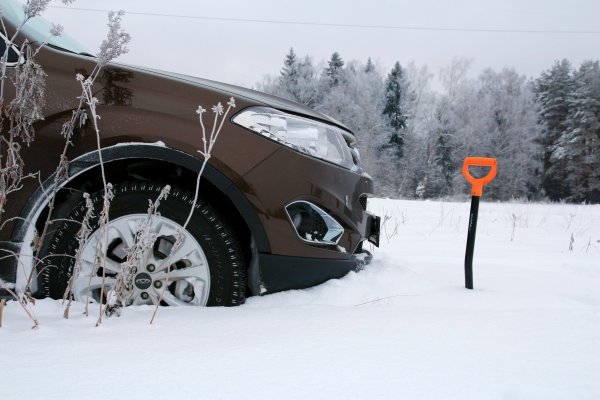 Автомобиль забуксовал в снегу