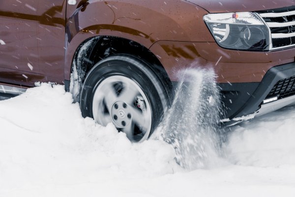 Автомобиль забуксовал в снегу