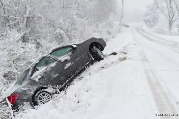 Машина застряла в снегу