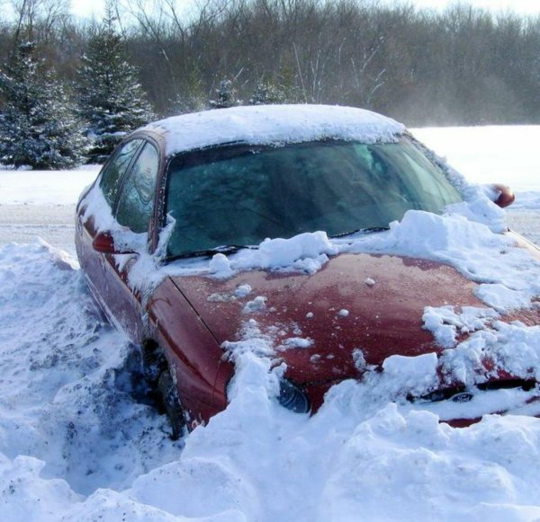 Машина буксует в снегу