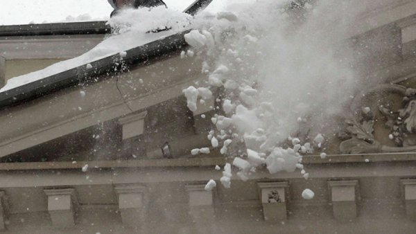 Снег падает с крыши