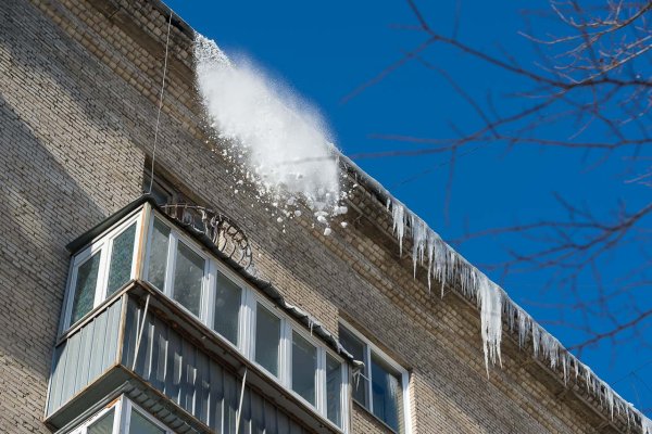 Сход снега с крыши