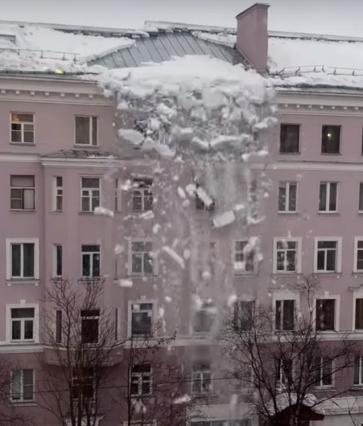 Падение снега с крыши