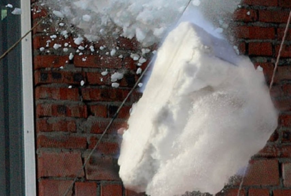 Снег падает с крыши