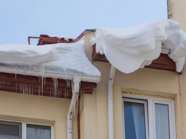 Сход снега с крыши
