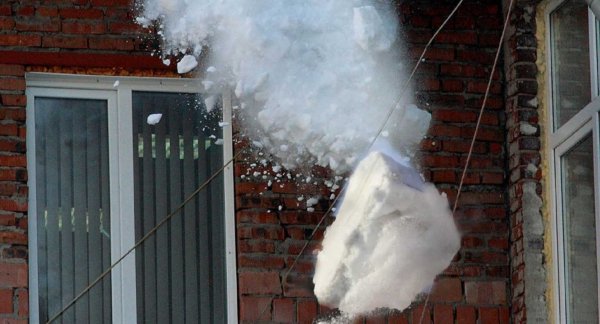 Падение снега с крыши