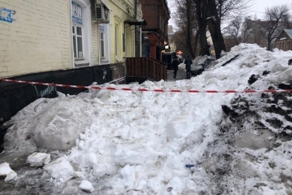 Сход льда с крыши