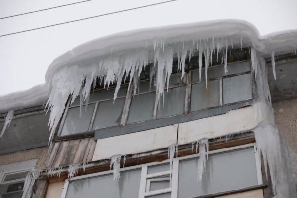 Сход снега с крыши