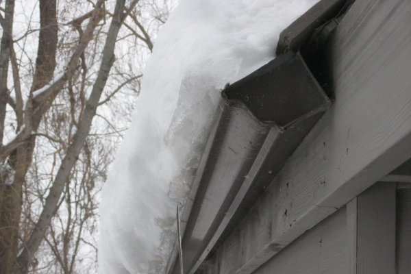 Водостоки крыша зимой