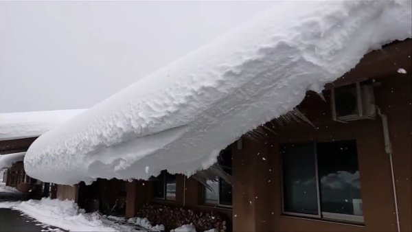 Снег на крышах домов