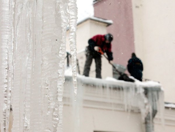 Сосулька падает