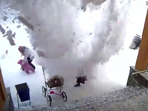 Снег с крыши упал на человека