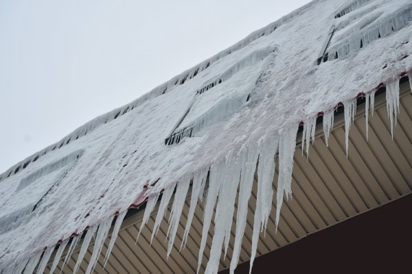 Сосульки на кровля зданий