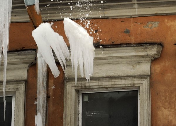 Сосулька падает с крыши