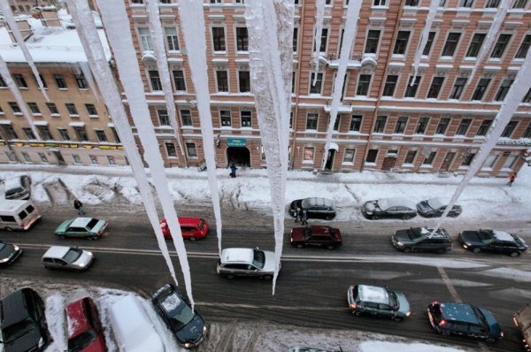 Сосульки над машиной