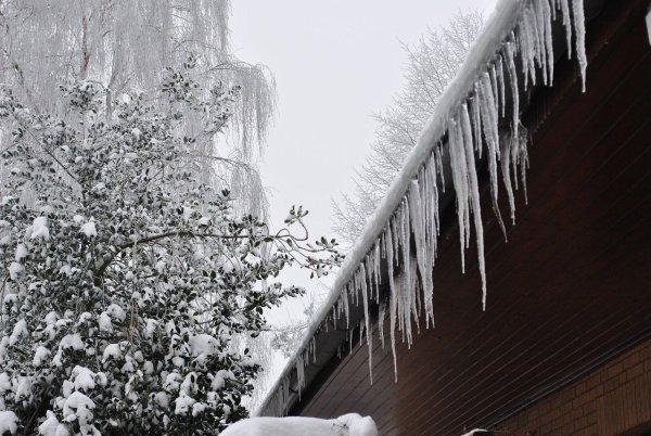 Красивые сосульки на крыше