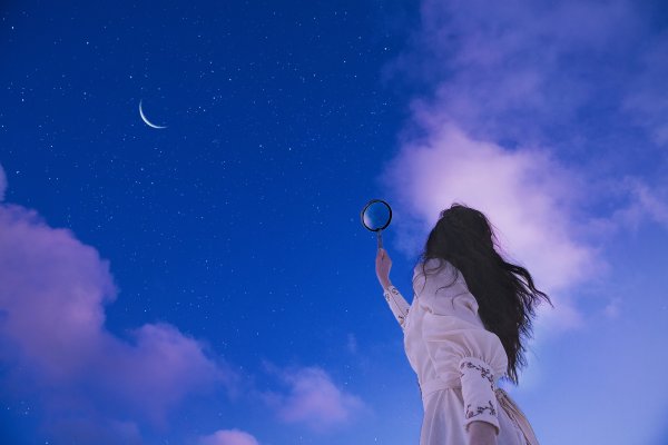 Девушка на фоне звездного неба