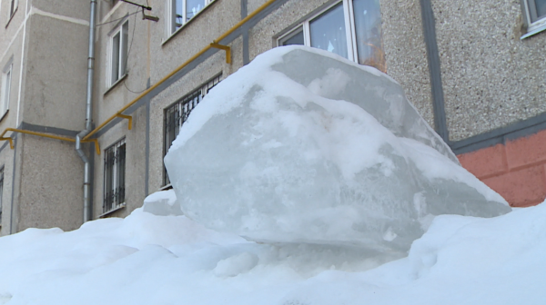 Глыба на крыше