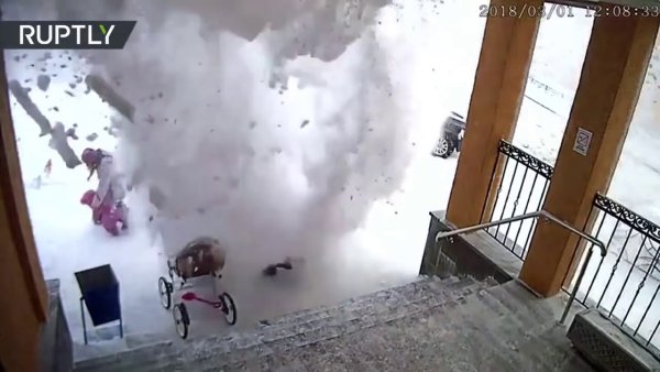 Лавина снега с крыши