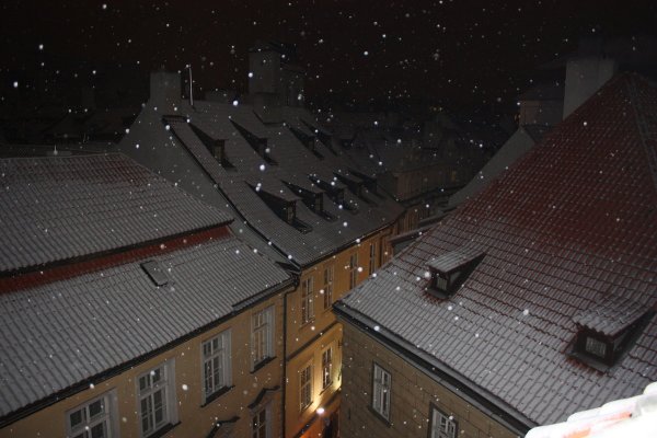 Заснеженные крыши домов