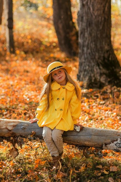 Девочка осенью