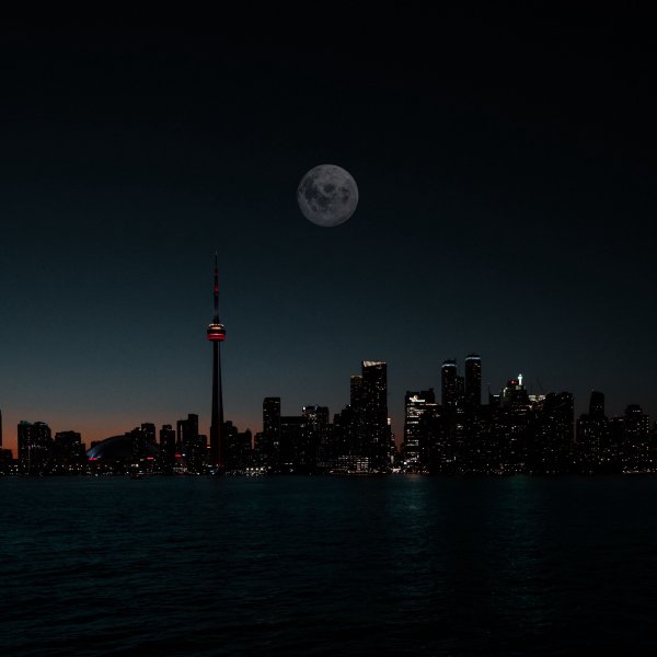 Тёмная Луна над.городом